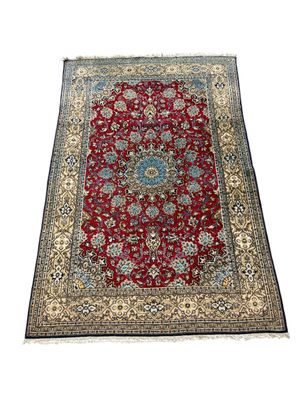 Tapis persan vintage en laine Kashan avec fond rouge et médaillon floral