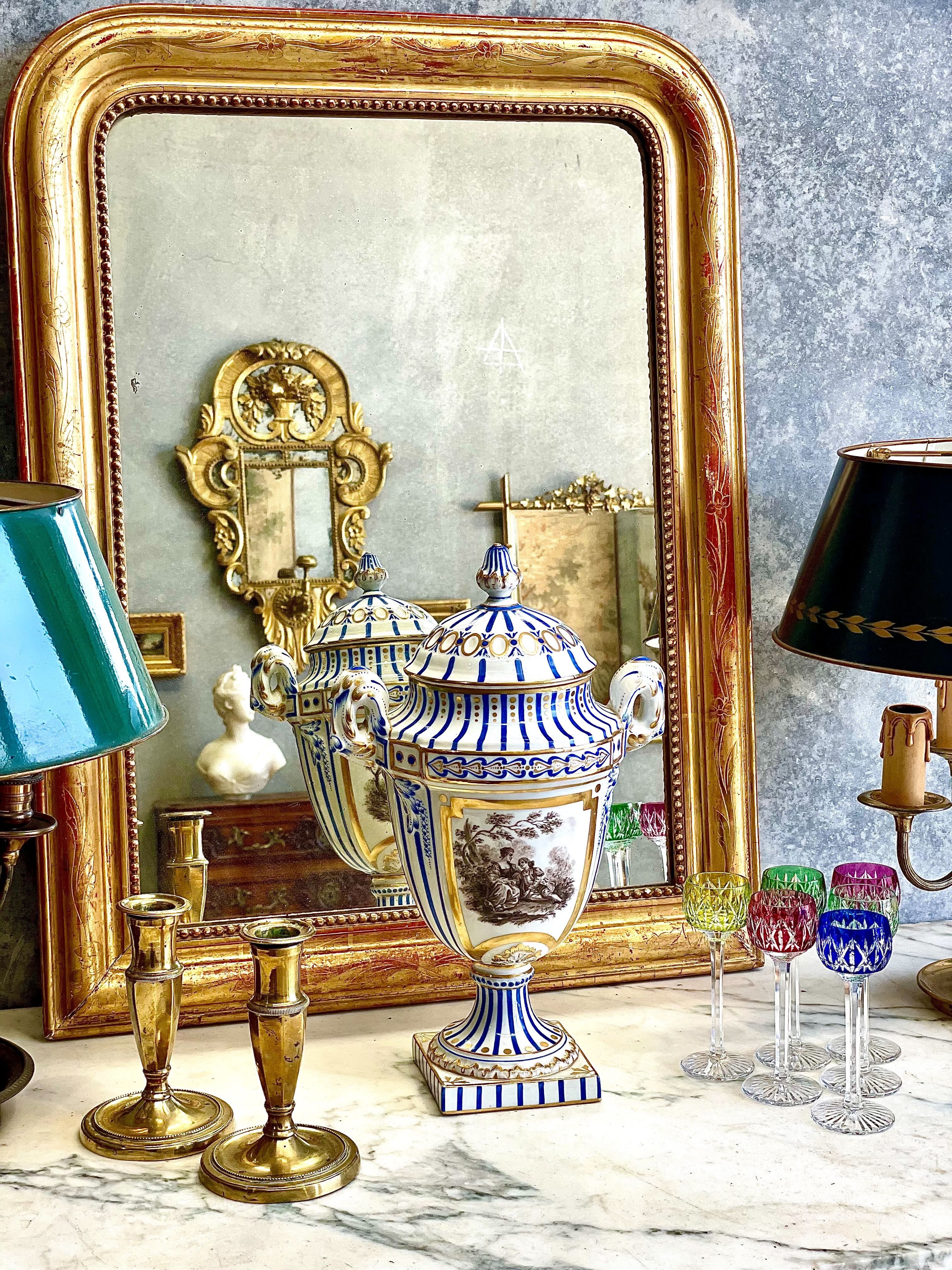 Urne à couvercle en porcelaine de Paris du XIXe siècle à décor bleu, or et sépia