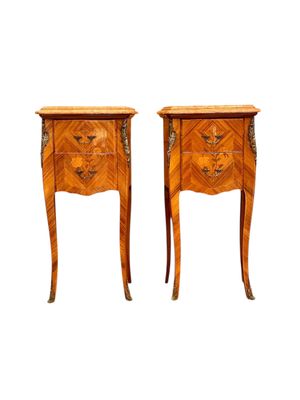 Paire de tables de chevet en marqueterie de style Louis XV avec dessus en marbre