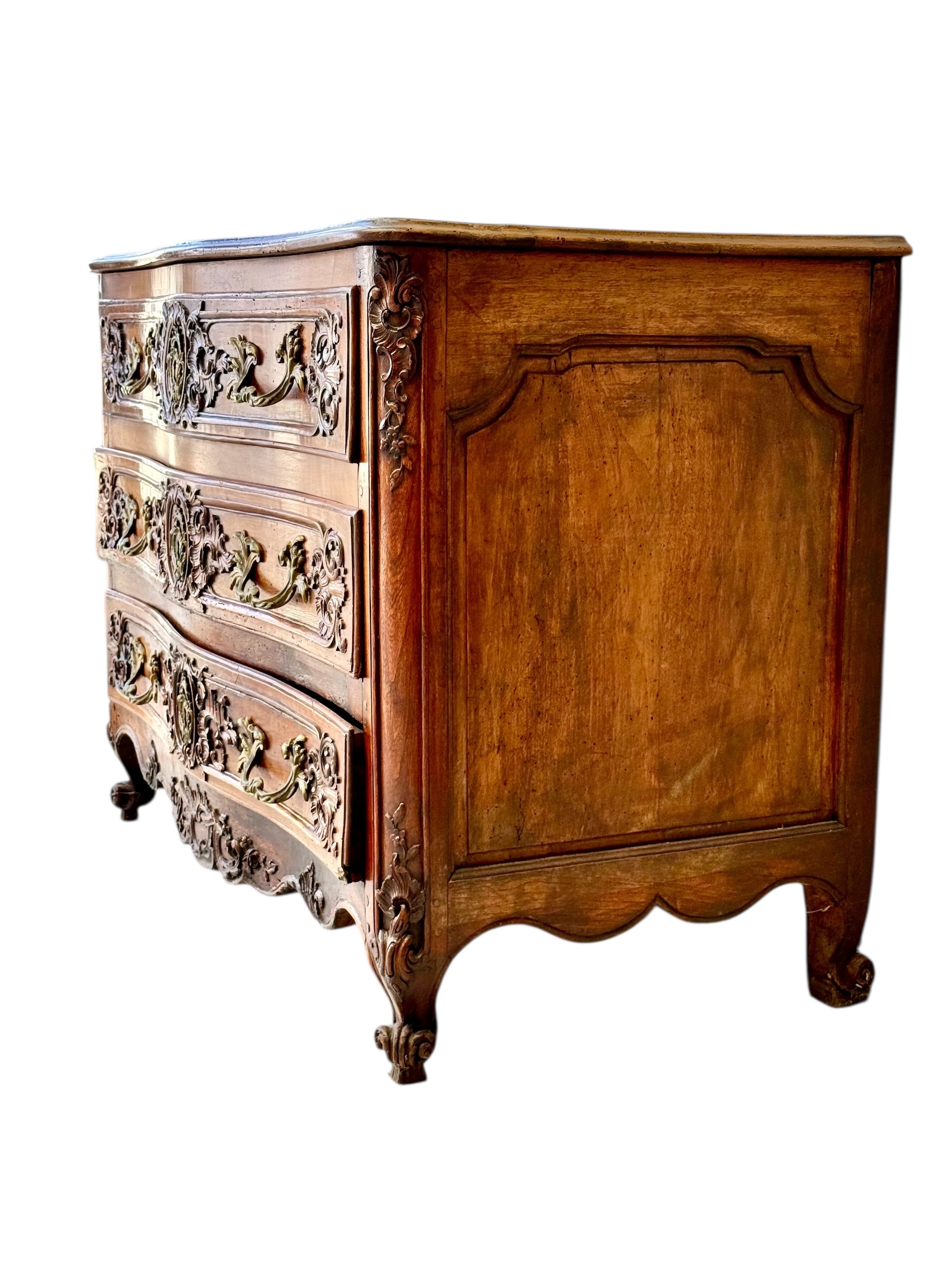 Commode française Louis XV du XVIIIe siècle en noyer