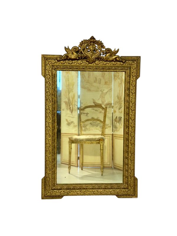 Miroir français en bois doré du XIXe siècle, orné de dauphins et d'un blason, style Louis XVI