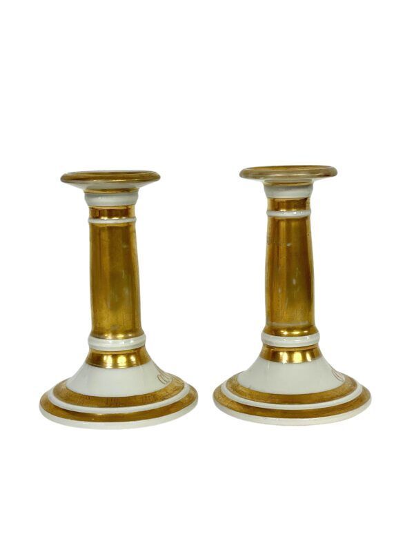 Paire de petits bougeoirs en porcelaine et dorure du XIXe