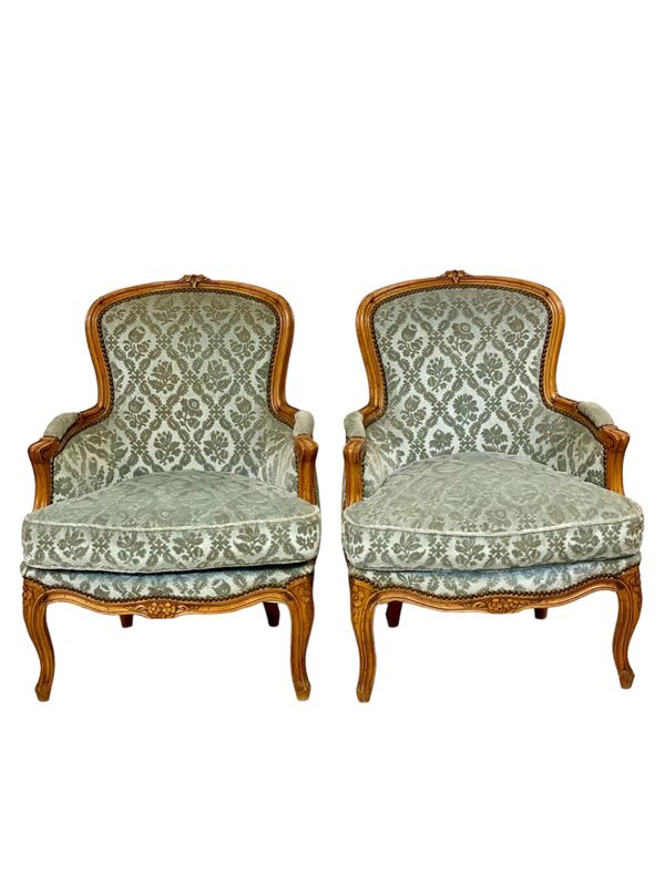 Paire de fauteuils bergères Louis XV en noyer, XIXe siècle
