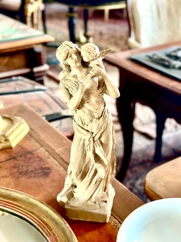 Statuette en terre cuite d'une déesse et d'un chérubin ailé