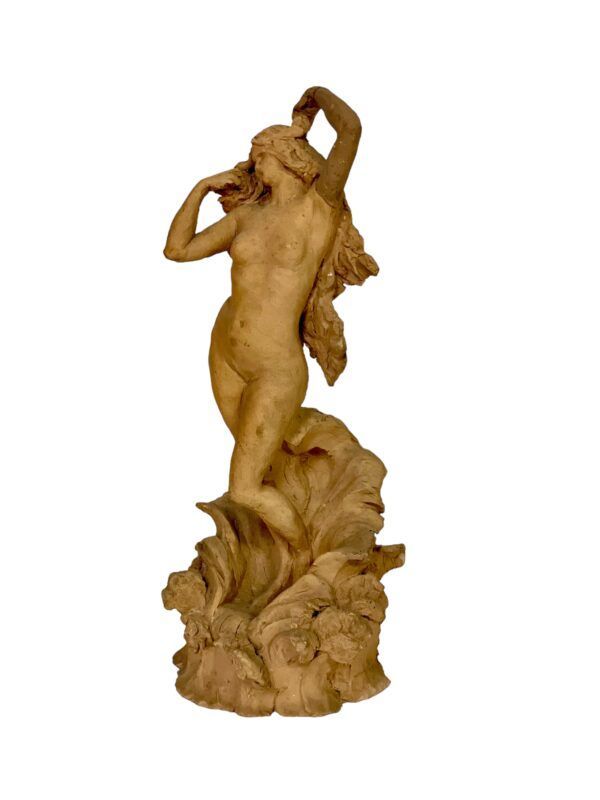 Petite statue en terre cuite d'une jeune femme nue