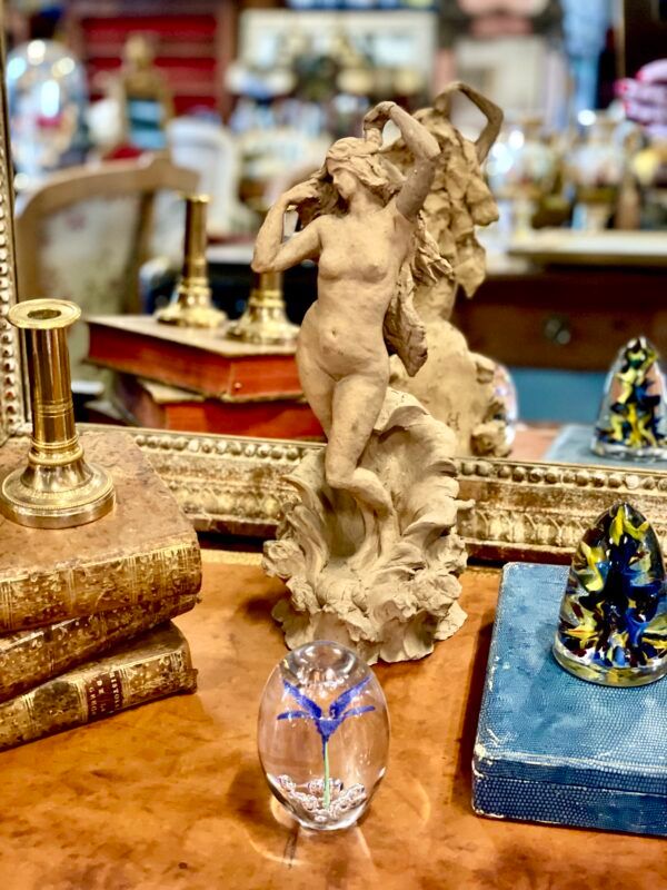 Petite statue en terre cuite d'une jeune femme nue