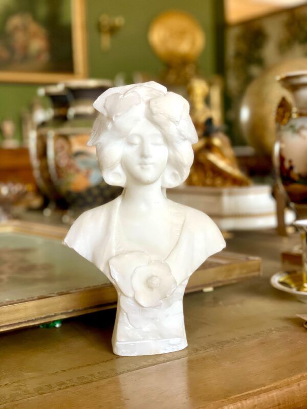 Petit buste en albâtre d'une jeune femme