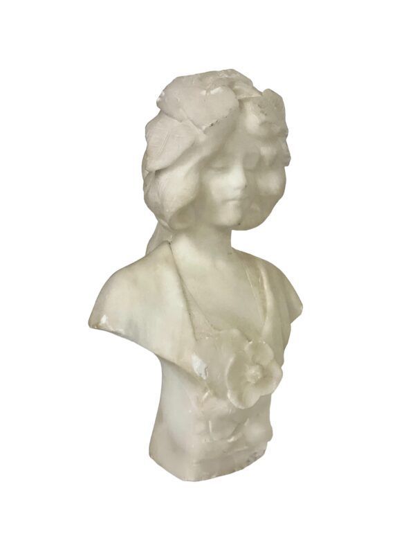 Petit buste en albâtre d'une jeune femme