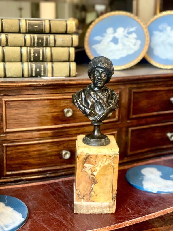 Petit buste en bronze de Jean-Jacques Rousseau, XIXe siècle, sur marbre de Sienne