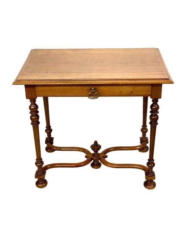 Bureau du XIXe siècle avec tiroir à frise et pieds tournés à balustres