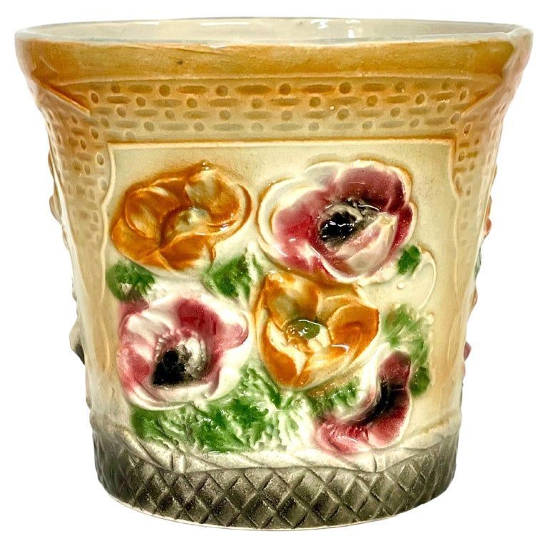 Cache-pot français en barbotine du XIXe siècle décoré de coquelicots