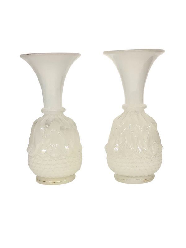 Paire de vases opalins blancs Napoléon III du XIXe siècle