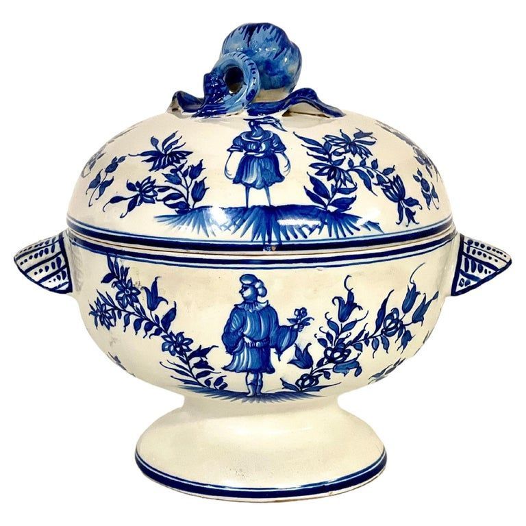 Soupière en faïence bleue et blanche avec couvercle et décor fantastique