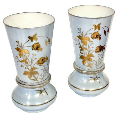 Paire de grands vases en opaline dorée et bleu pâle, époque Napoléon III