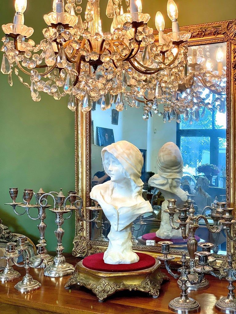 Grande sculpture en albâtre représentant le buste d'une jeune femme, par Georges Morin