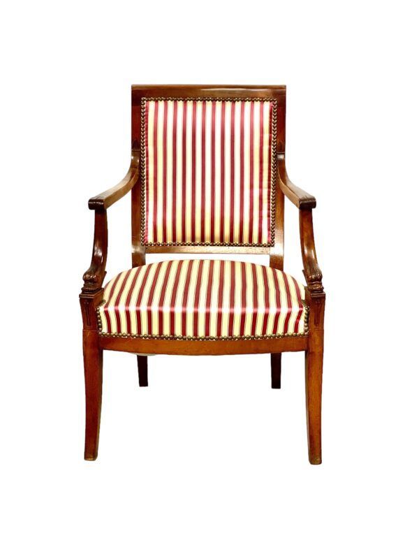 Fauteuil français du Premier Empire avec têtes de dauphins sculptées