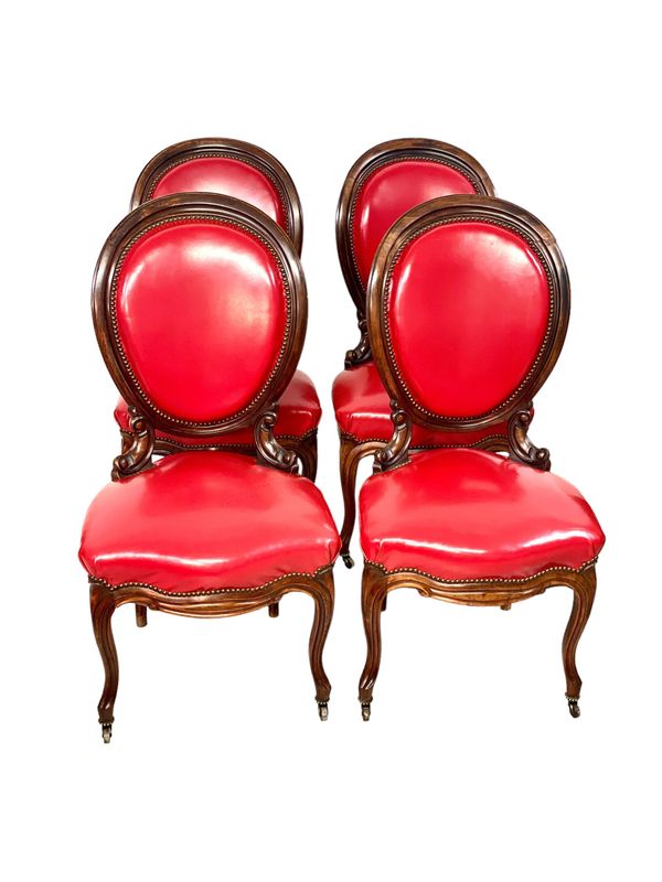 Ensemble de quatre chaises de salle à manger françaises en cuir rouge du XIXe siècle