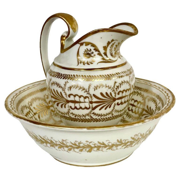 Bassin et son pichet en Porcelaine ancienne de Paris du XIXe siècle avec décor doré