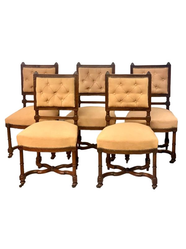 Ensemble de cinq chaises de salle à manger rembourrées de style Louis XIII, XIXe siècle