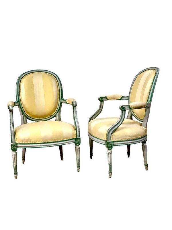 Paire de fauteuils médaillons Louis XVI, XVIIIe siècle