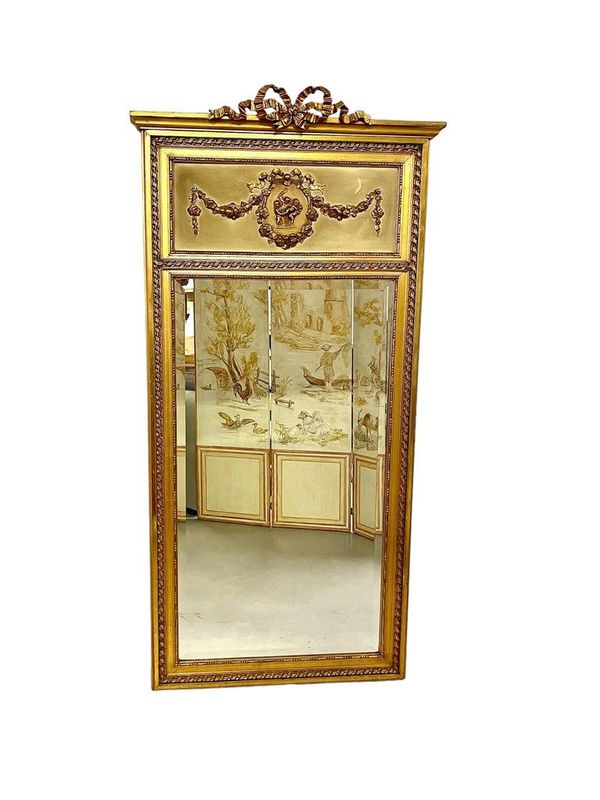 Miroir doré Louis XVI du XIXe siècle avec motif de chérubins espiègles