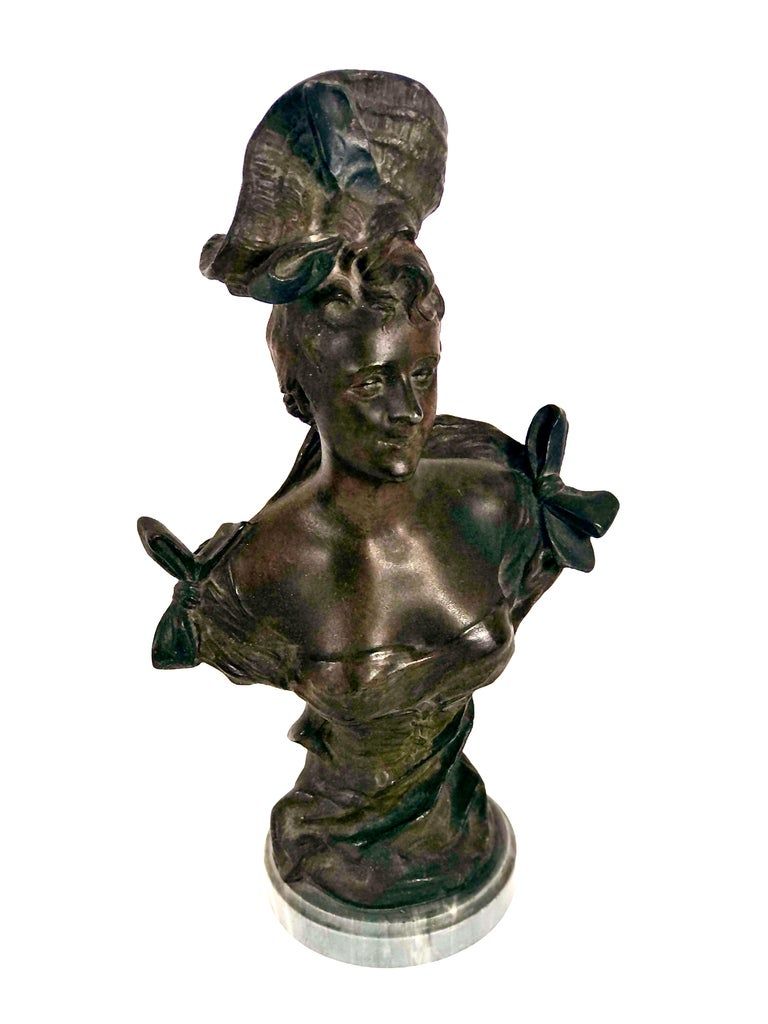 Buste français antique en bronze patiné représentant une femme élégante