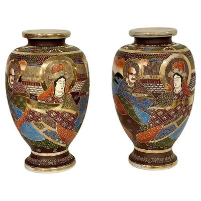 Paire de vases japonais en porcelaine dorée « Moriage » de Satsuma