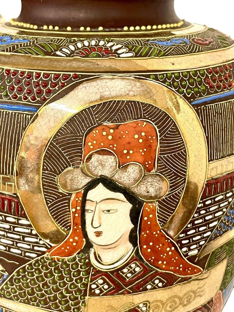 Paire de vases japonais en porcelaine dorée « Moriage » de Satsuma