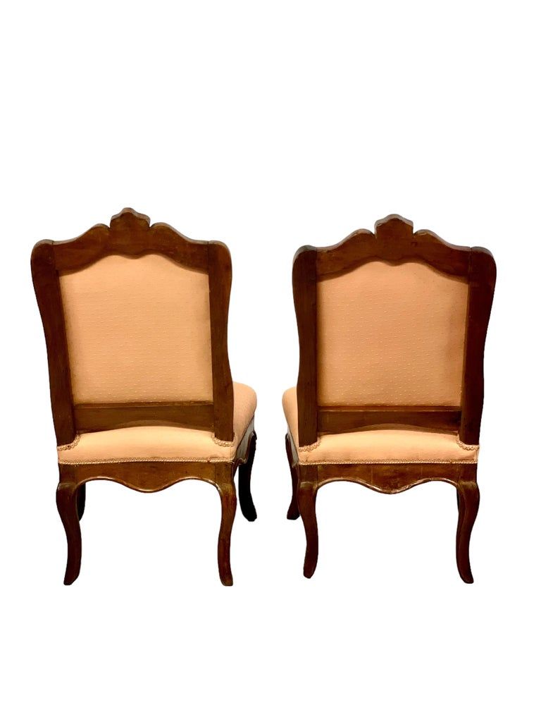 Paire de fauteuils à oreilles en hêtre de style Régence française, années 1720