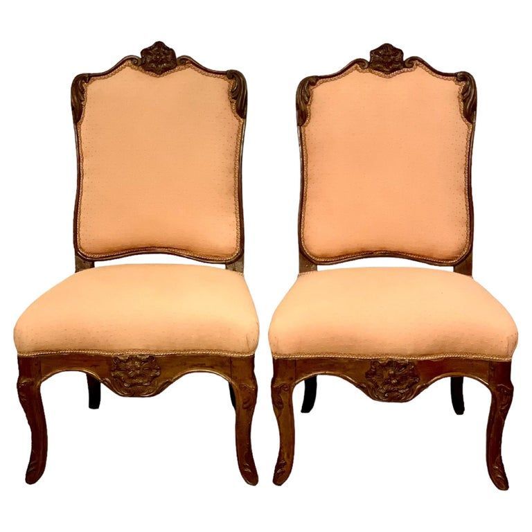 Paire de fauteuils à oreilles en hêtre de style Régence française, années 1720