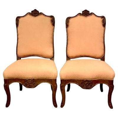 Paire de fauteuils à oreilles en hêtre de style Régence française, années 1720