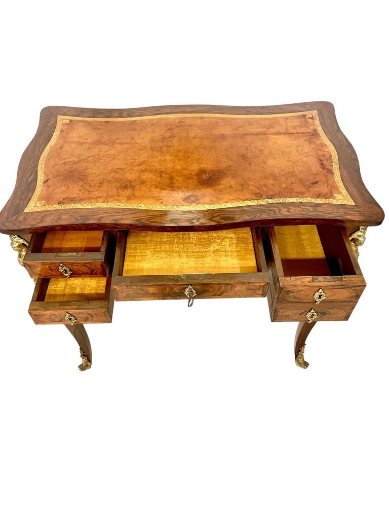 Bureau d'écriture pour femme avec monture en bronze doré, datant des années 1750, par Adrien DELORME