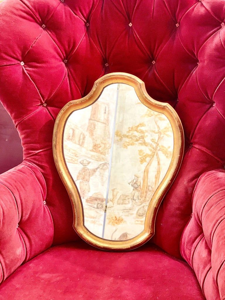 Petit miroir mural en forme de violon en bois doré, France fin XIXème