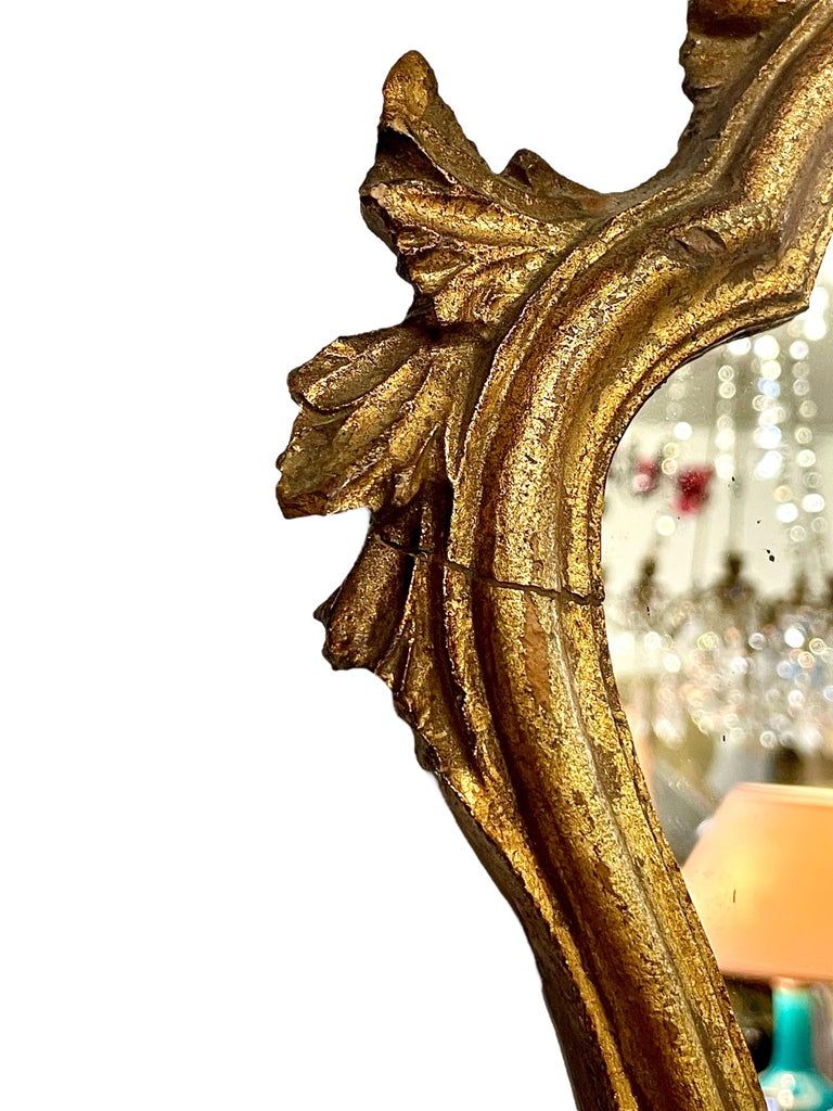 Petit miroir mural doré de style Louis XV français