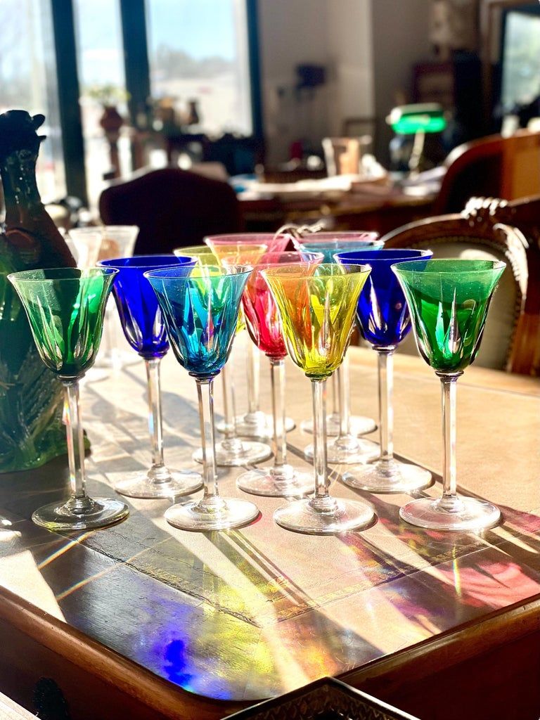 Saint Louis Ensemble de onze verres à vin en cristal colorés