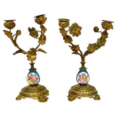 Paire de candélabres en bronze doré et porcelaine