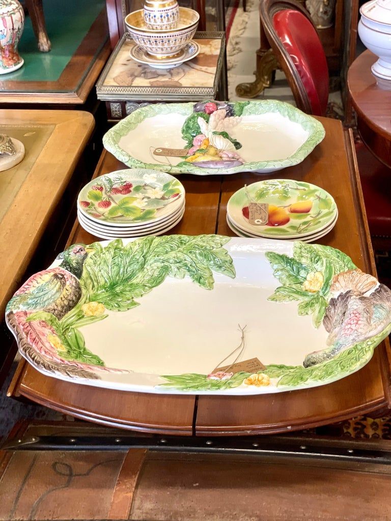 Grand plat de service vintage français en barbotine avec motifs de faisans peints à la main