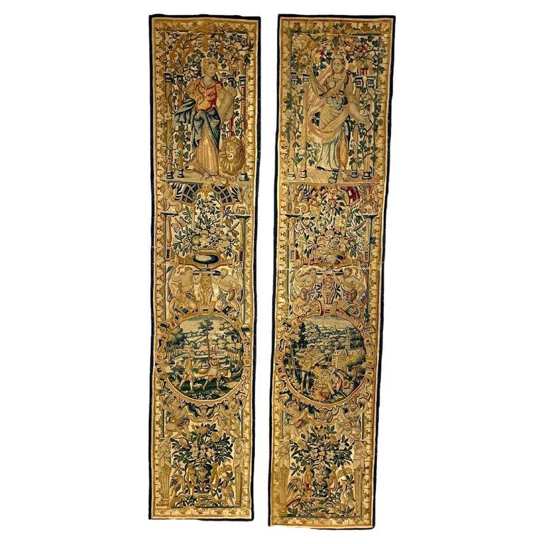 Set de deux tapisseries de portes d'Aubusson avec des accents bleus, début du XVIIIe siècle