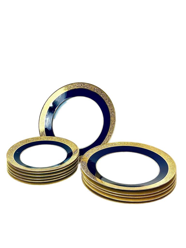 Service en porcelaine de Limoges émaillé d'un bleu royal somptueux avec des bords dorés