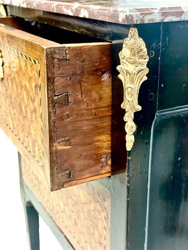Commode en marqueterie de style Louis XVI du XVIIIe siècle
