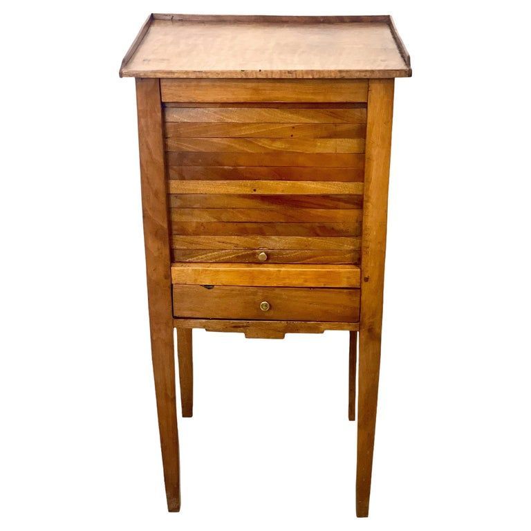 Table d'appoint Louis XVI des années 1870 avec porte à rideau