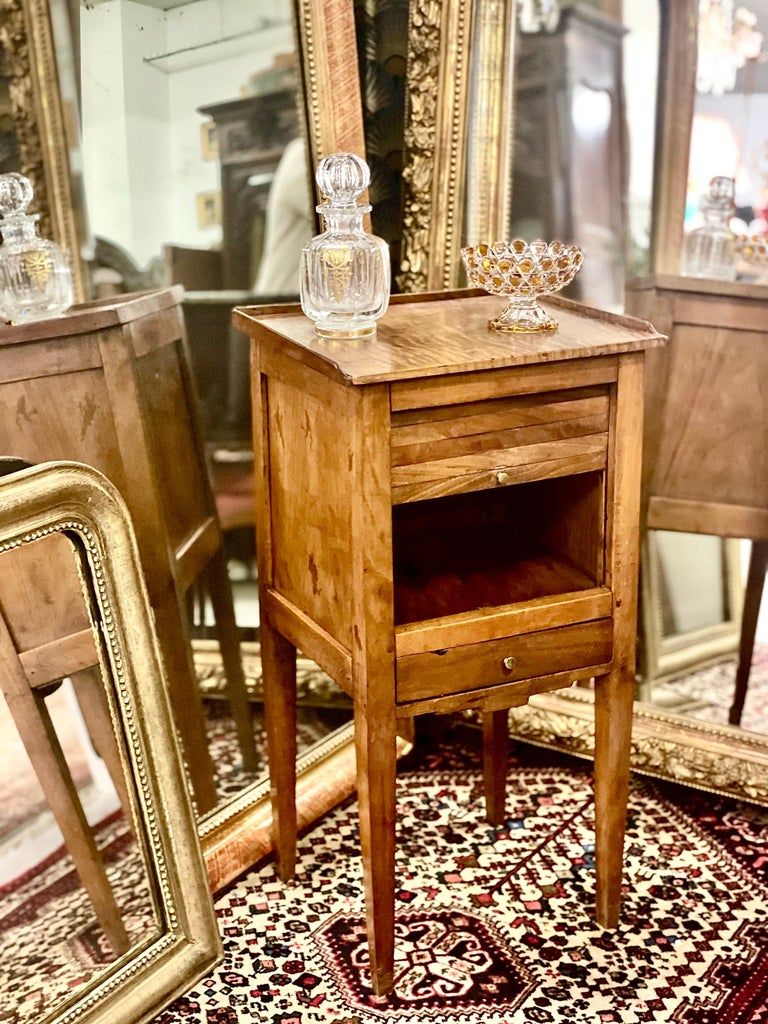 Table d'appoint Louis XVI des années 1870 avec porte à rideau