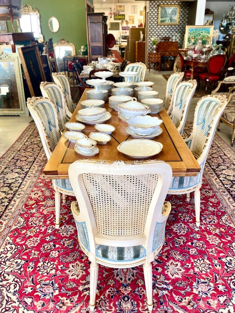 Ensemble de huit fauteuils de salle à manger Louis XVI