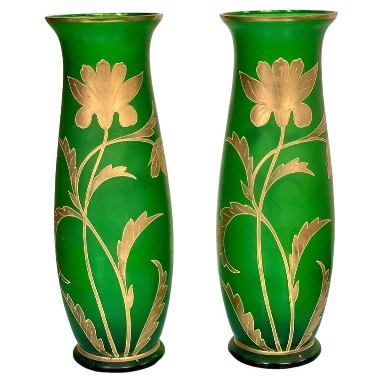 Paire de vases anciens de Bohême en verre vert et doré
