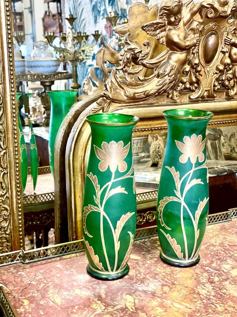 Paire de vases anciens de Bohême en verre vert et doré