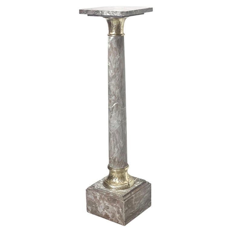 Piédestal en marbre gris avec bronze doré de style Louis XVI