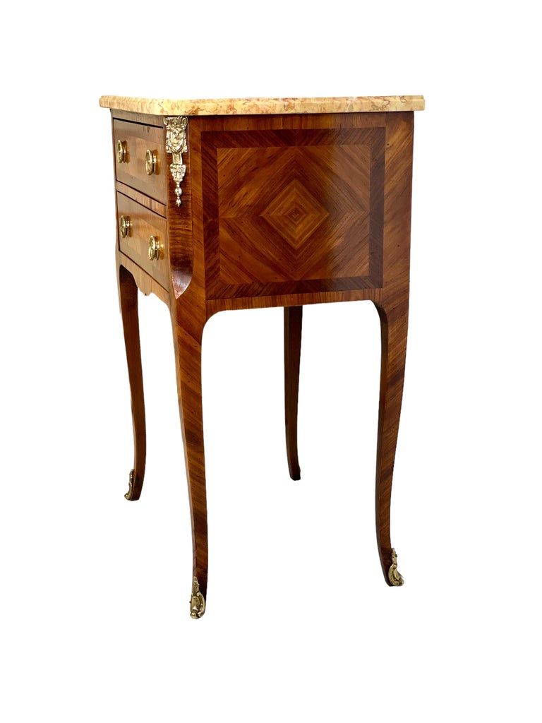 Petite commode française de style transition du XIXe siècle avec plateau en marbre