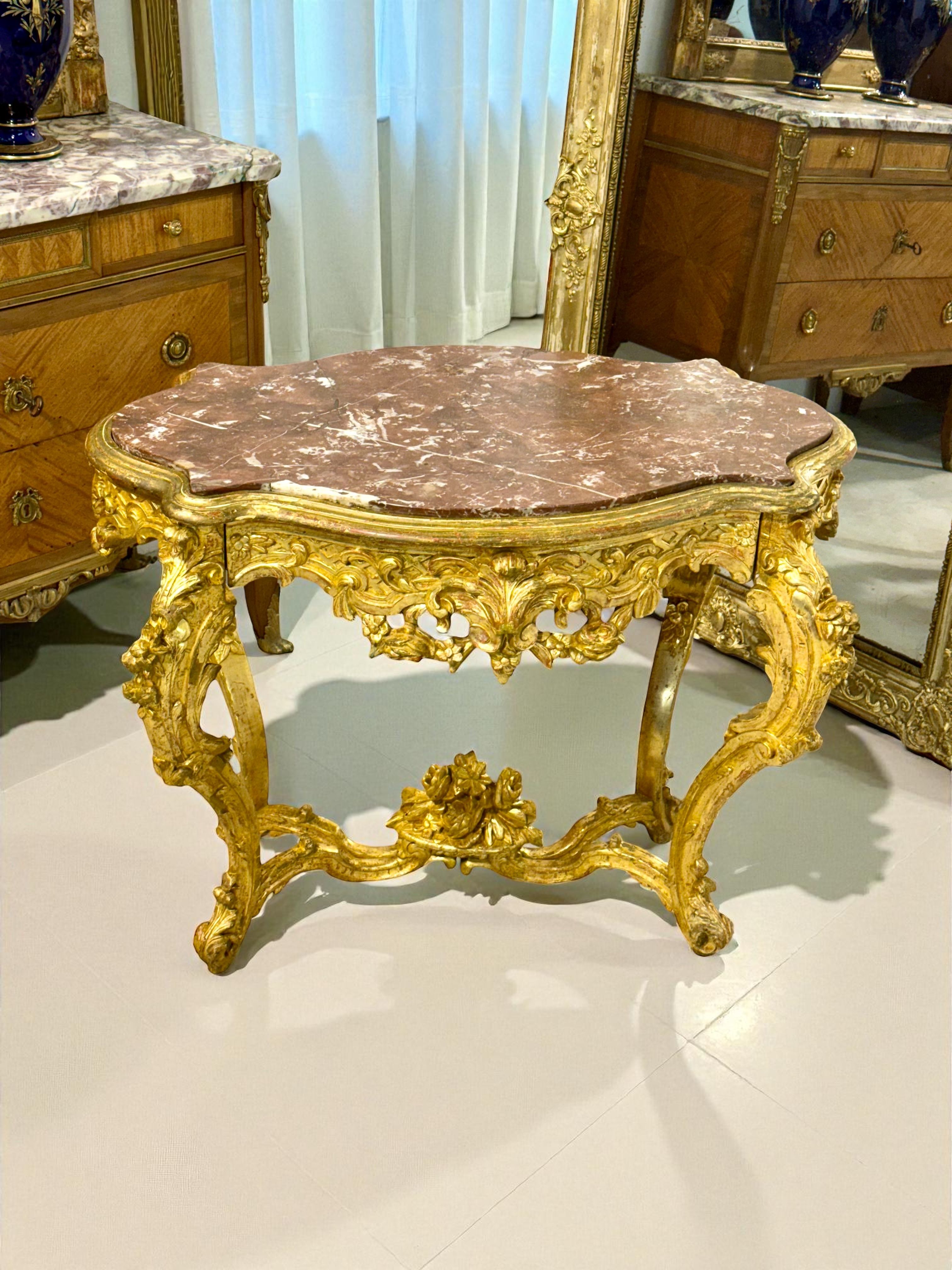 Table de Milieu en bois doré de style Louis XV avec plateau en marbre Brèche, XIXe siècle