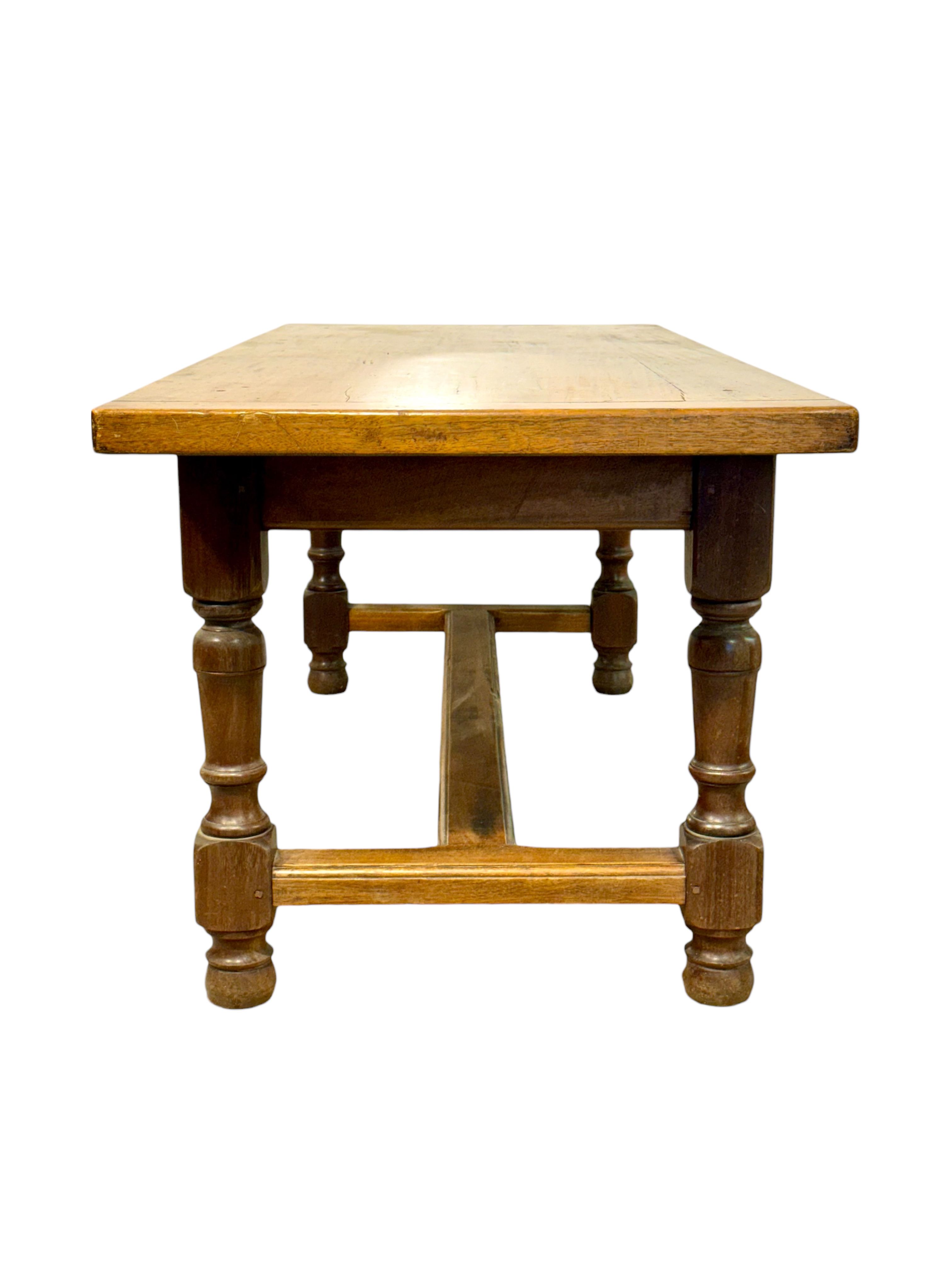 Grande table de ferme française en chêne du XIXe siècle avec tiroir