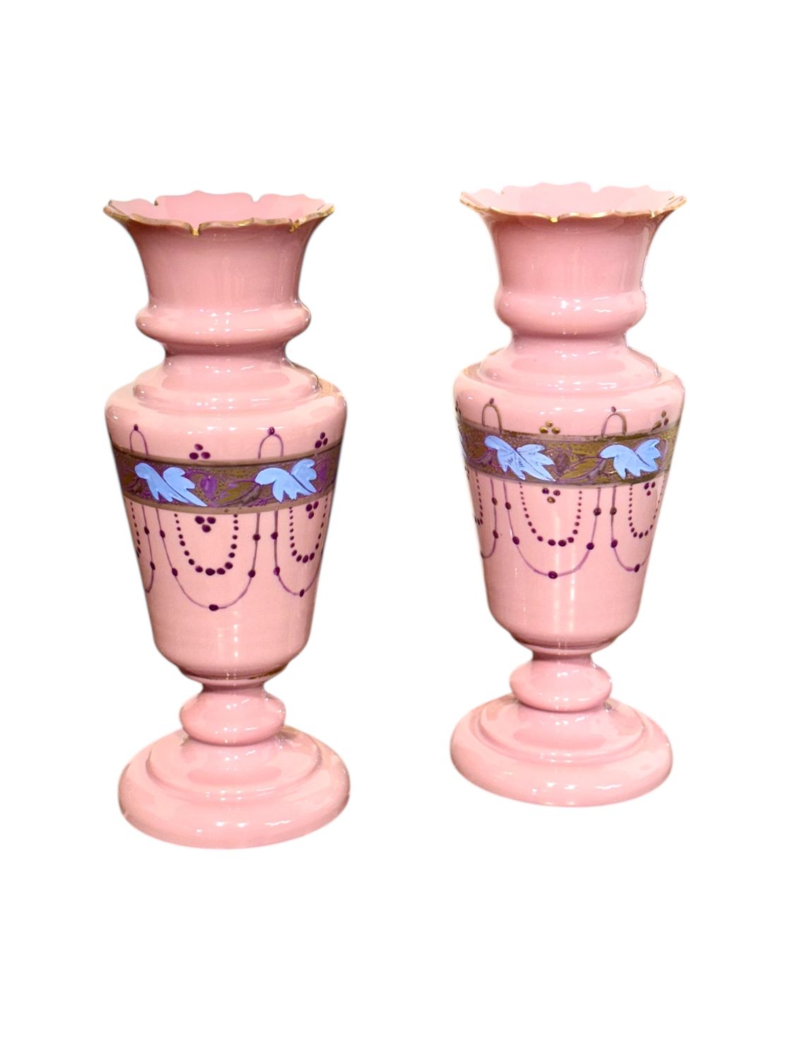 Paire de vases en opaline rose du XIXe siècle à décor doré